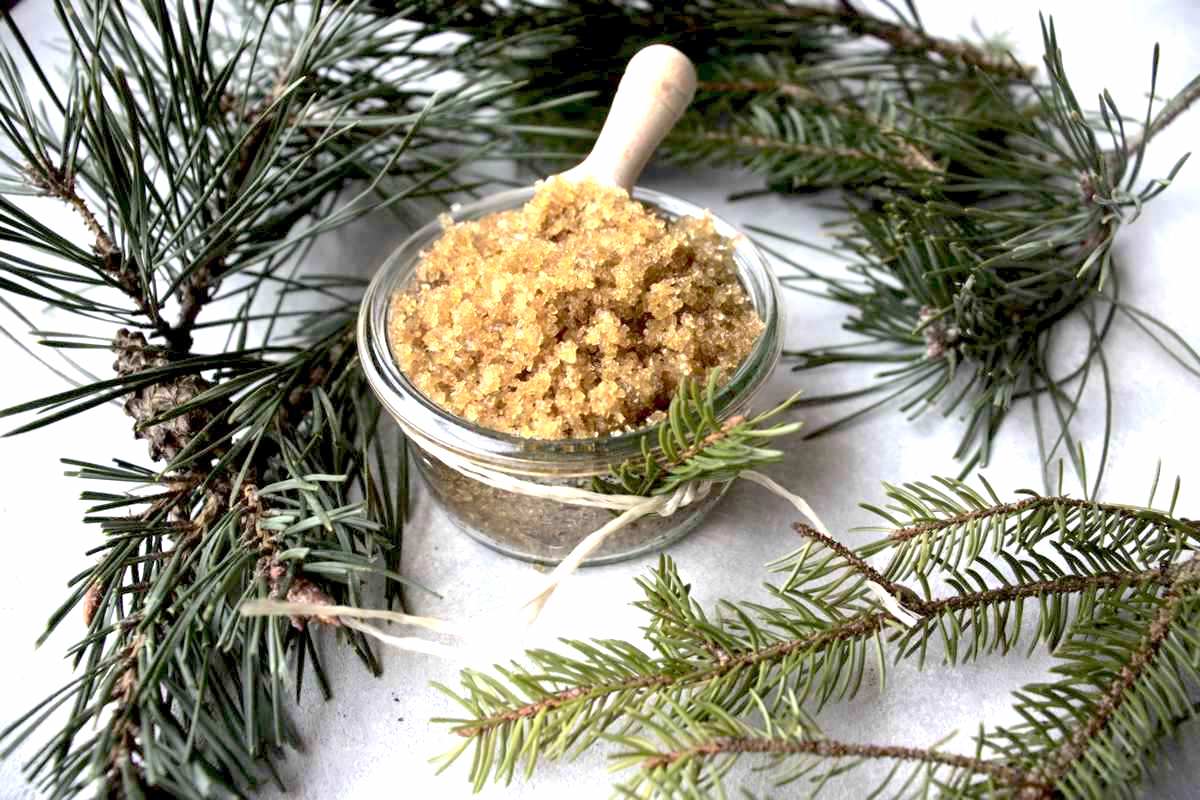 Brown sugar scrub brighten tired and dull-looking skin