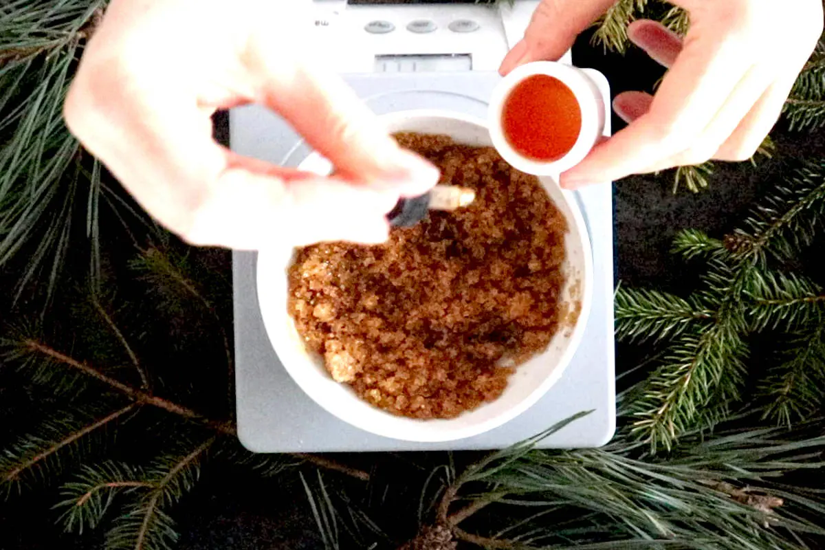 making sugar scrub - adding vitamin E