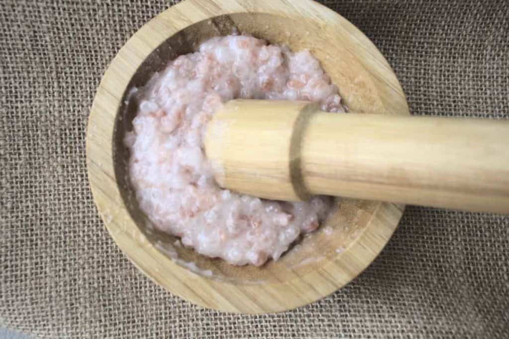 how to use salt scrub