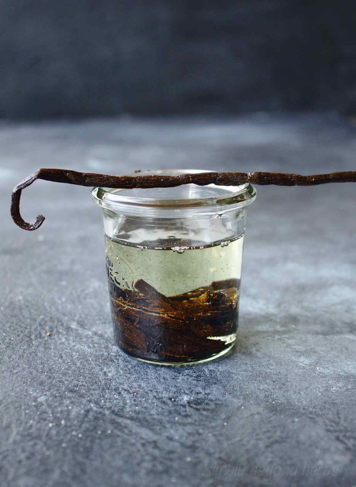 How to make vanilla oil?